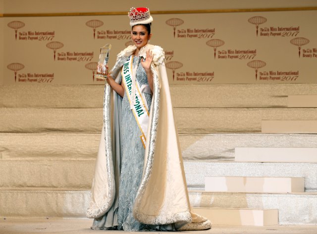 El ganador de la Miss Internacional 2017 Kevin Lilliana (C) en representación de Indonesia agita en el 57º concurso de belleza Miss International en Tokio, Japón, el 14 de noviembre de 2017. REUTERS / Toru Hanai