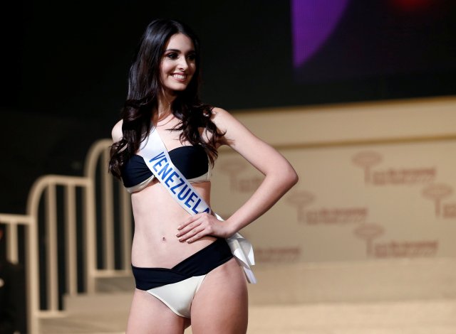 La segunda finalista de la Miss Internacional 2017 Diana Macarena Croce Garcia en representación de Venezuela, vestida con un atuendo nacional, posa en el 57º concurso de belleza Miss International en Tokio, Japón, el 14 de noviembre de 2017. REUTERS / Toru Hanai