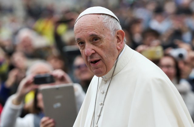 El Papa Francisco llega para dirigir su audiencia general de los miércoles en la plaza de San Pedro en el Vaticano, 15 de noviembre de 2017. REUTERS / Tony Gentile