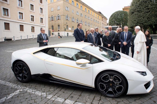 Pope Francis receives a Lamborghini Huracan prior to his Wednesday general audience in Saint Peter's square at the Vatican, November 15, 2017. Osservatore Romano/Handout via Reuters ATTENTION EDITORS - THIS IMAGE WAS PROVIDED BY A THIRD PARTY. NO RESALES.