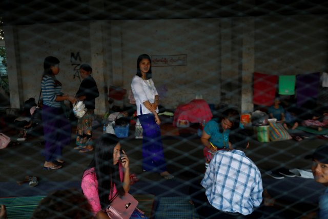 Los fieles católicos que viajaron desde el estado de Kachin para encontrarse con el Papa Francisco pasan su tiempo en el estadio Aung San en Yangon, Myanmar, el 26 de noviembre de 2017. REUTERS / Soe Zeya Tun