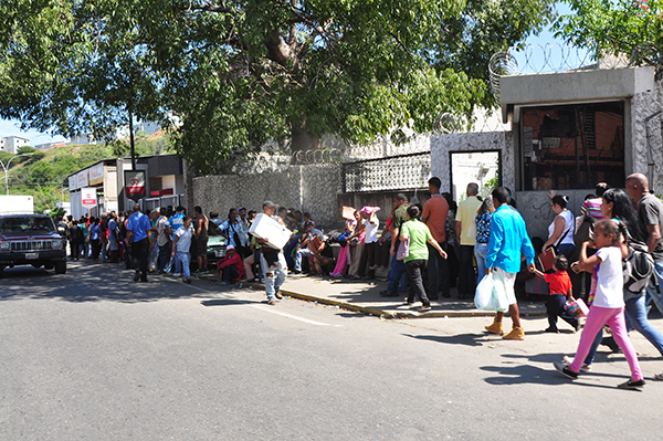 Pensionados en Vargas no han podido cobrar su aguinaldo por falta de efectivo