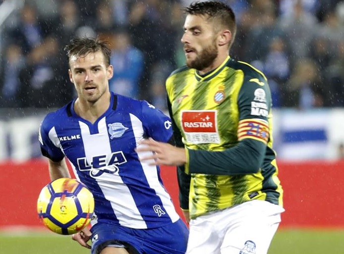 Christian Santos rubrica la primera victoria del Alavés en su feudo