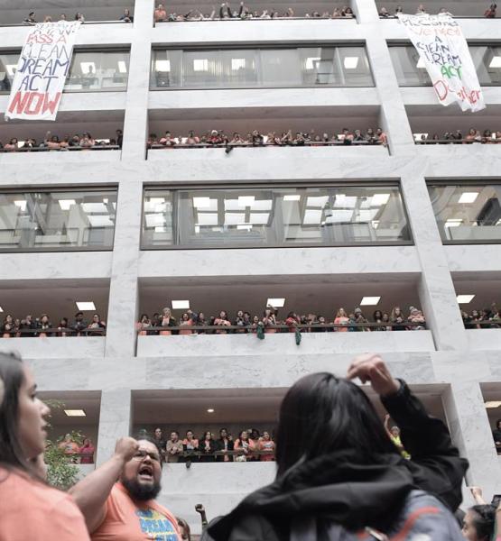 Agentes de seguridad arrestan a unos jóvenes soñadores por desobediencia civil durante una manifestación para pedir la aprobación de la ley Clean Dream Act hoy, jueves 9 de noviembre de 2017, frente al Capitolio en Washington, DC (Estados Unidos). Unos 7.900 "soñadores", jóvenes indocumentados que llegaron al país de niños, ya han perdido la protección de DACA como resultado de la decisión del presidente, Donald Trump, de acabar con ese programa, según un estudio publicado hoy por el centro progresista Center for American Progress. EFE/Lenin Nolly