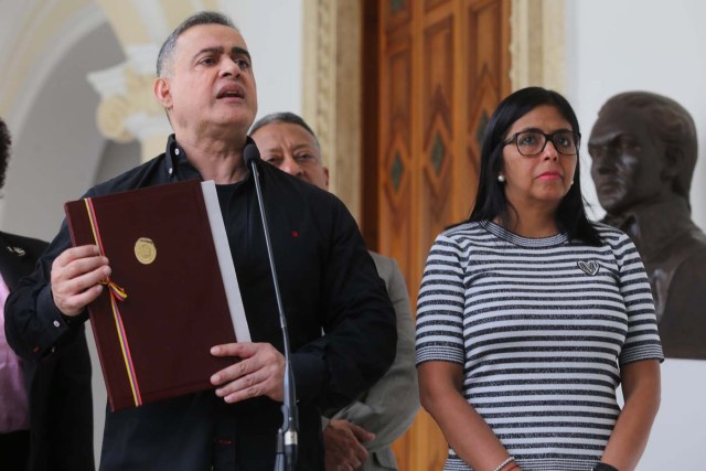 CAR08. CARACAS (VENEZUELA), 09/11/2017.- Fotografía cedida por la Agencia Venezolana de Noticias (AVN) que muestra a la presidenta de la Asamblea Nacional Constituyente, Delcy Rodríguez (d) y al fiscal general de Venezuela, Tarek Saab (i), hoy, jueves 09 de noviembre de 2017, en Caracas (Venezuela). La oficialista Asamblea Nacional Constituyente (ANC) de Venezuela convocó hoy a los titulares de los ministerios de Educación, Cultura y Comunicación para discutir cómo se implementará la recién aprobada "Ley contra el Odio, por la Convivencia Pacífica y la Tolerancia". EFE/AVN/SOLO USO EDITORIAL/NO VENTAS