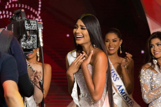 CAR001. CARACAS (VENEZUELA), 09/11/2017. La morena Sthefany Gutiérrez (c), representante del estado Delta Amacuro (noreste), se corona como la reina del certamen de belleza nacional Miss Venezuela hoy, jueves 09 de noviembre del 2017, en la ciudad de Caracas (Venezuela). Gutiérrez recibió la corona de la también morena Keisy Sayago, que partirá en los próximos días a Estados Unidos para representar al país caribeño en el Miss Universo. EFE/Nathalie Sayago