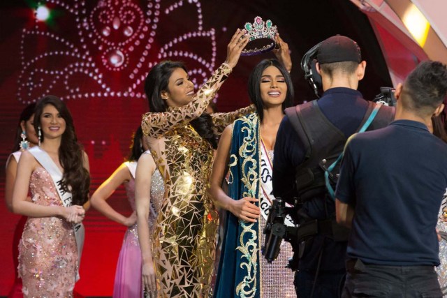 CAR003. CARACAS (VENEZUELA), 09/11/2017. La morena Sthefany Gutiérrez (c), representante del estado Delta Amacuro (noreste), se corona como la reina del certamen de belleza nacional Miss Venezuela hoy, jueves 09 de noviembre del 2017, en la ciudad de Caracas (Venezuela). Gutiérrez recibió la corona de la también morena Keisy Sayago, que partirá en los próximos días a Estados Unidos para representar al país caribeño en el Miss Universo. EFE/Nathalie Sayago