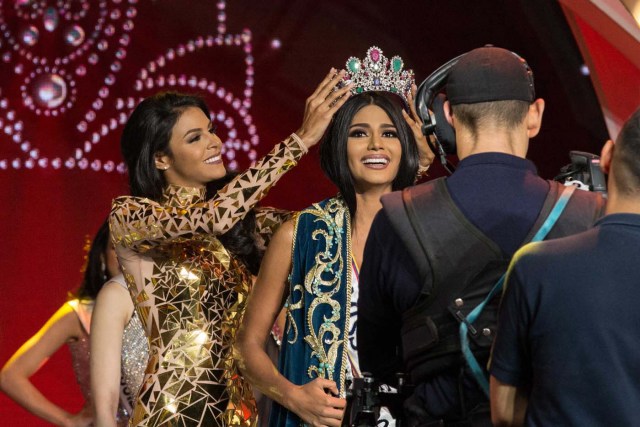 CAR004. CARACAS (VENEZUELA), 09/11/2017. La morena Sthefany Gutiérrez (c), representante del estado Delta Amacuro (noreste), se corona como la reina del certamen de belleza nacional Miss Venezuela hoy, jueves 09 de noviembre del 2017, en la ciudad de Caracas (Venezuela). Gutiérrez recibió la corona de la también morena Keisy Sayago, que partirá en los próximos días a Estados Unidos para representar al país caribeño en el Miss Universo. EFE/Nathalie Sayago