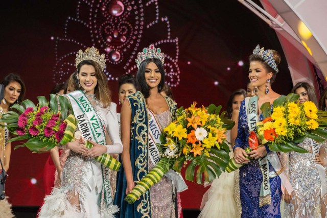 CAR005. CARACAS (VENEZUELA), 09/11/2017. La morena Sthefany Gutiérrez (c), representante del estado Delta Amacuro (noreste), se corona como la reina del certamen de belleza nacional Miss Venezuela junto a la representante de Vargas (litoral central), Veruska Ljubisavljevic (d), y a la representante de Barinas, Mariem Velazco (i), hoy jueves, 09 de noviembre del 2017, en la ciudad de Caracas (Venezuela). Gutiérrez recibió la corona de la también morena Keisy Sayago, que partirá en los próximos días a Estados Unidos para representar al país caribeño en el Miss Universo. EFE/Nathalie Sayago