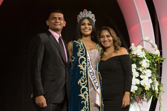 CAR014. CARACAS (VENEZUELA), 09/11/2017. La morena Sthefany Gutiérrez (c), representante del estado Delta Amacuro (noreste), posa para fotos junto a sus padres después de ser coronada como la reina del certamen de belleza nacional Miss Venezuela hoy, jueves 09 de noviembre del 2017, en la ciudad de Caracas (Venezuela). Gutiérrez recibió la corona de la también morena Keisy Sayago, que partirá en los próximos días a Estados Unidos para representar al país caribeño en el Miss Universo. EFE/Nathalie Sayago