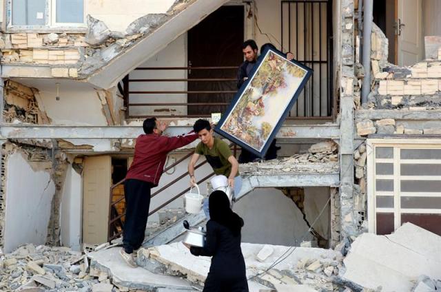 Edificio dañado tras el terremoto de 7,3 grados en la escala Richter registrado anoche en la frontera entre Irán e Irak, en Darbandikhan, cerca de la ciudad de Solimania (Irak) hoy 13 de noviembre de 2017. EFE/ Afan Abdulkhaleq