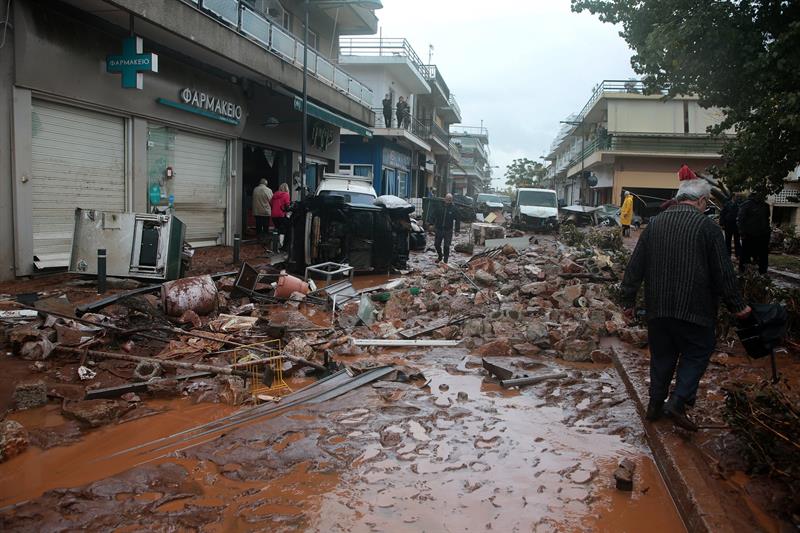 Torrenciales lluvias contabilizan 15 muertos y enormes daños en Grecia (+fotos)