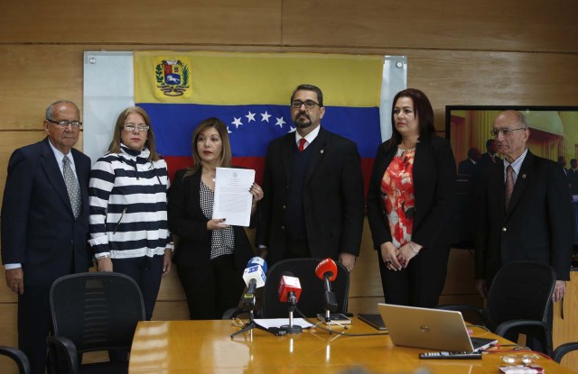 CH03. SANTIAGO (CHILE), 13/11/2017.- Los seis magistrados venezolanos que están asilados en Chile participan en la lectura del fallo que pide abrir un canal de ayuda humanitaria en Venezuela hoy, miércoles 15 de noviembre de 2017, en Santiago (Chile). La Sala Constitucional del Tribunal Supremo de Justicia (TSJ) de Venezuela "en el exilio" demandó hoy la apertura "inmediata" de un canal humanitario y solicitó la "intervención humanitaria" de la comunidad internacional si el Gobierno de Nicolás Maduro se niega a acatar este fallo. EFE/Elvis González