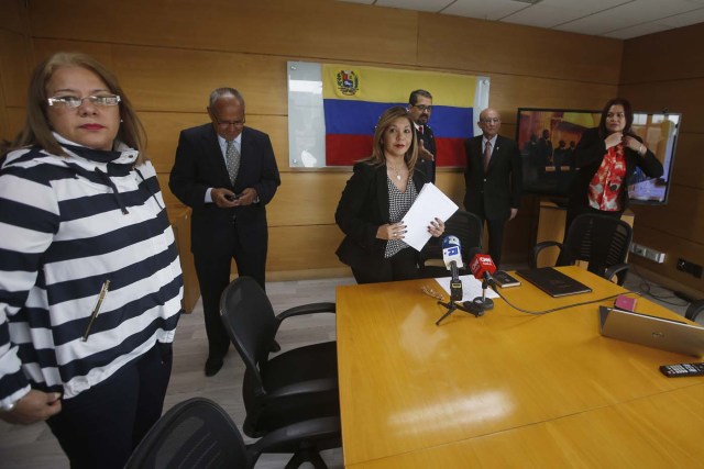 CH04. SANTIAGO (CHILE), 13/11/2017.- Los seis magistrados venezolanos que están asilados en Chile participan en la lectura del fallo que pide abrir un canal de ayuda humanitaria en Venezuela hoy, miércoles 15 de noviembre de 2017, en Santiago (Chile). La Sala Constitucional del Tribunal Supremo de Justicia (TSJ) de Venezuela "en el exilio" demandó hoy la apertura "inmediata" de un canal humanitario y solicitó la "intervención humanitaria" de la comunidad internacional si el Gobierno de Nicolás Maduro se niega a acatar este fallo. EFE/Elvis González