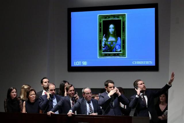 Los especialistas de Christie's Old Master anuncias ofertas vía telefónica para la subasta de la pintura 'Salvator Mundi' de Leonardo da Vinci, hacia 1500, en la casa de subastas Christie's en Nueva York (EE.UU.) hoy, miércoles 15 de noviembre de 2017. La oferta final por la obra fue de 400 millones de dólares, con tarifas que elevan el precio total a 450,3 millones de dólares. EFE/PETER FOLEY