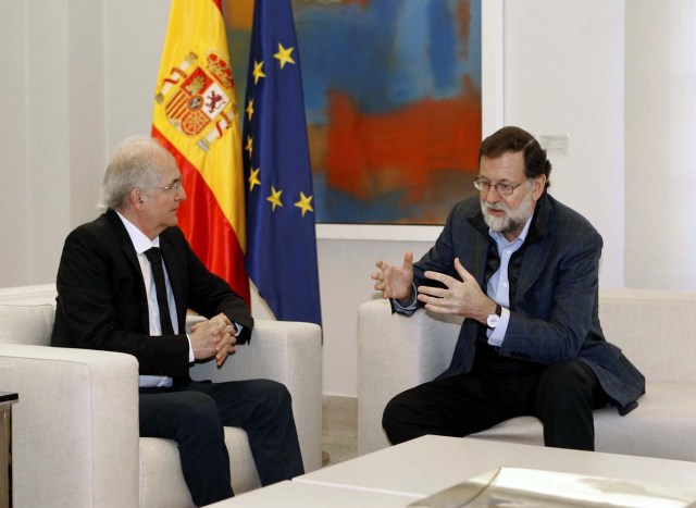 GRAF1265. MADRID, 18/11/2017.- El presidente del Gobierno, Mariano Rajoy (d), ha recibido hoy en el Palacio de la Moncloa al alcalde metropolitano de Caracas y opositor venezolano, Antonio Ledezma (i), que llegó esta madrugada al aeropuerto de Barajas tras haberse fugado ayer de su país donde estaba en arresto domiciliario. EFE/Javier López