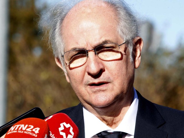 GRAF1386. Madrid (Spain), 18/11/2017.- Venezuelan opposition member and former mayor of Caracas, Antonio Ledezma, addresses the media after his meeting with Spanish Prime Minister, Mariano Rajoy (not pictured), at the Palace of La Moncloa in Madrid, Spain, 18 November 2017. Ledezma, who was kept under house arrest in Venezuela since 2015 without a trial, arrived in Madrid after he managed to escape from home and fled Venezuela, crossing into Colombia on 17 November. (España) EFE/EPA/JAVIER LOPEZ