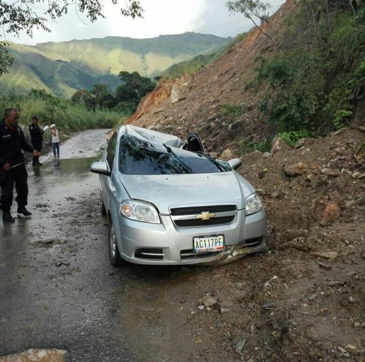 Falleció al caer una roca sobre su carro en la vía Ribas-Tovar