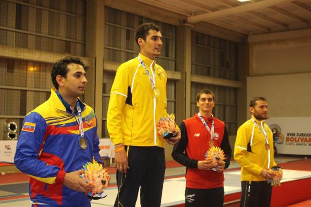  De izquierda a derecha, Francisco Limardo de Venezuela (medalla de plata), John Rodríguez de Colombia (medalla de oro), Rolf Mickel de Chile (medalla de bronce) y Gustavo Coqueco de Colombia (medalla de bronce) posan en la premiación de esgrima en la categoría espada masculino hoy, lunes 13 de noviembre de 2017, en los XVIII Juegos Bolivarianos en Santa Marta (Colombia). EFE/HUGO PENSO