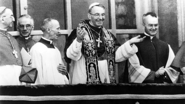 Juan Pablo I con una multitud durante su primer encuentro de bendiciones en San Pedro. Era el 27 de agosto. Su pontificado sería brevísimo y despertaría todo tipo de conjeturas y teorías conspirativas (Getty Images)