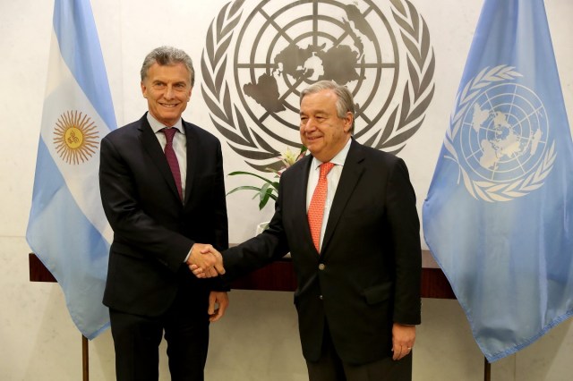 AGX02. NUEVA YORK (NY, EE.UU.), 07/11/2017. El presidente de Argentina, Mauricio Macri (i), se reúne con el secretario general de la Organización de las Naciones Unidas (ONU), Antonio Guterres (d), hoy martes, 7 de noviembre de 2017, en la sede de la ONU en Nueva York, Nueva York (EE.UU.). EFE/Andrew Gombert