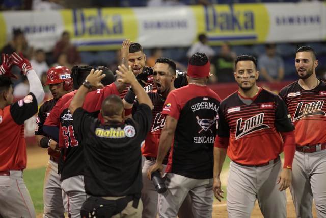 Cardenales de Lara enfrenta a Los Tiburones de La Guaira en el estadio universitario de la UCV Foto: Alejandro van Schermbeek 