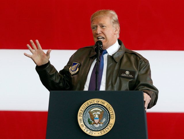 KMA27. Fussa (Japan), 05/11/2017.- US President Donald Trump delivers his speech to US servicepersons at Yokota Air Base in Fussa, Tokyo Prefecture, Japan, 05 November 2017. Trump arrived in the outskirts of Tokyo on the first leg of his 12-day Asian tour, during which he will attend the Asia-Pacific Economic Cooperation (APEC) meeting in Vietnam. (Tokio, Japón, Estados Unidos) EFE/EPA/KIMIMASA MAYAMA