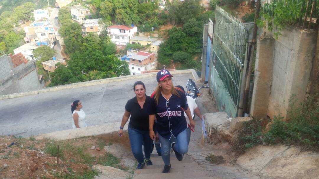 María Yáñez llega con su casa por casa a Montesano y La Páez