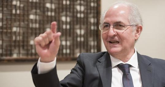 Ledezma, durante su primera entrevista tras fugarse de Venezuela, en Madrid - Matías Nieto