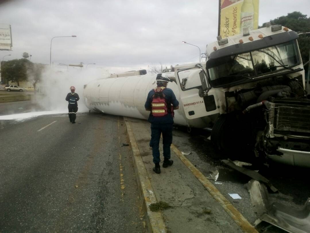 Gandola cargada de nitrógeno líquido se volcó en Barquisimeto (FOTOS)