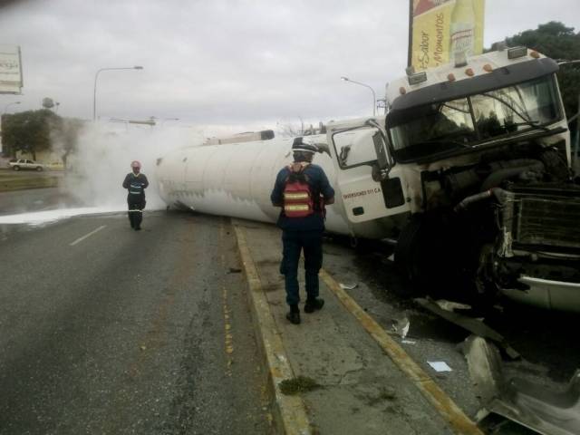 Foto: Gandola cargada de nitrógeno líquido se volcó en Barquisimeto / Jorge Galindo 