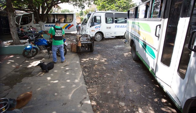 La víctima fue atacada a disparos en el sector del paradero de busetas de La Parada. / Foto: Juan Pablo Cohen