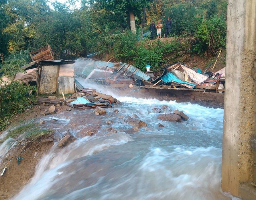 Explosión de una tubería de agua dejó tres heridos en Puerto La Cruz