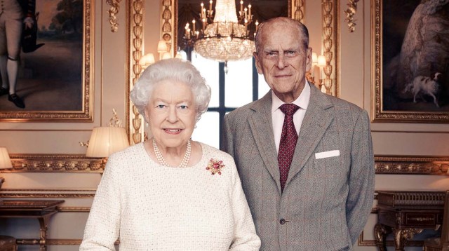 Foto impresa emitida el 18 de noviembre de 2017 por Camera Press de la reina Isabel II y el príncipe Felipe, Duque de Edimburgo, tomada en el White Drawing Room en el Castillo de Windsor a principios de noviembre, en celebración de su aniversario de bodas platino el 20 de noviembre. Matt Holyoak / CameraPress