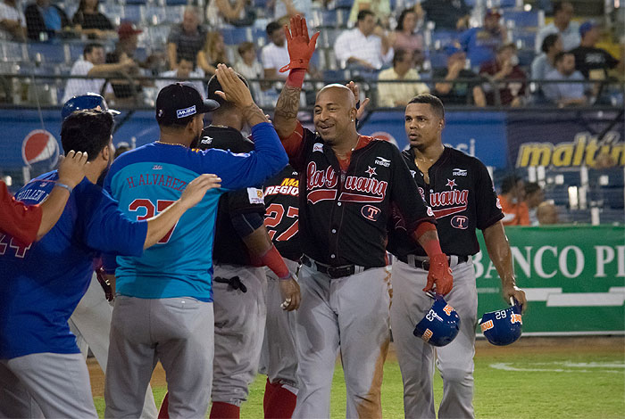 Tiburones de La Guaira apalea al Magallanes y Caribes de Anzoátegui a Leones