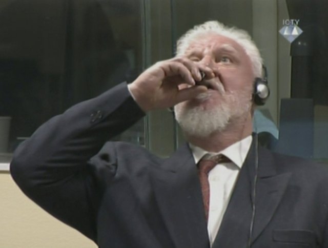 El ex comandante de guerra de las fuerzas croatas de Bosnia, Slobodan Praljak, es visto durante una audiencia en el tribunal de crímenes de guerra de la ONU en La Haya, Holanda, el 29 de noviembre de 2017. El TPIY a través de REUTERS TV