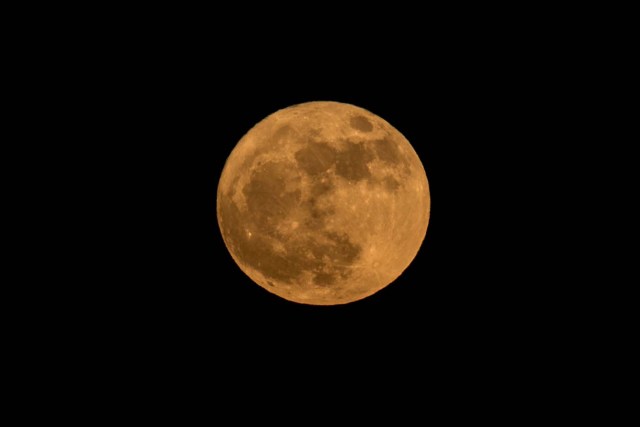 The 'supermoon' is seen in the Israeli city of Netanya, on December 3, 2017. The lunar phenomenon occurs when a full moon is at its closest point to earth. / AFP PHOTO / JACK GUEZ