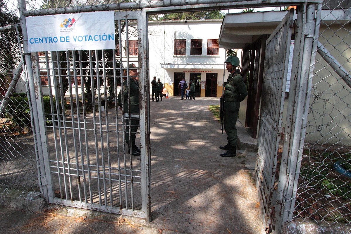 #EnFotos Soledad, militares y chavismo en los centros de votación este #10Dic