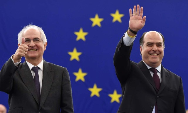 Venezuelan opposition leader Julio Borges (R) and former mayor of Caracas Antonio Ledezma gesture as they arrive at the European Parliament to attend the Sakharov human rights prize ceremony on December 13, 2017 in Strasbourg, eastern France. / AFP PHOTO / FREDERICK FLORIN