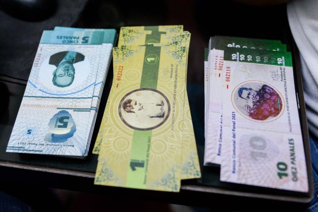 Stacks of bills of the new local community currency, the panal, launched in the "23 de Enero" working-class neighbourhood in Caracas, are seen at the BanPanal communal bank on December 15, 2017. A collective in a hilltop shantytown in Caracas created its own currency, the panal, in an attempt to fight chronic shortages of cash in inflation-ridden Venezuela. The currency can be exchanged locally for staples like sugar, rice (produced in the neighborhood itself), and bread. / AFP PHOTO / FEDERICO PARRA