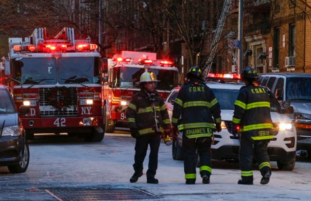 Fire Department of New York personnel work on the scene of an apartment fire on December 29, 2017 in the Bronx borough of New York City. Officials said Friday that the death toll from the fire has reached 12, including four children. / AFP PHOTO / KENA BETANCUR