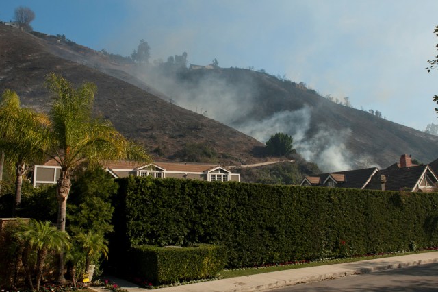 Smoke left from the Skirball fire rises over homes near the Bel Air neighborhood on the west side of Los Angeles, California, U.S., December 6, 2017.      REUTERS/Andrew Cullen