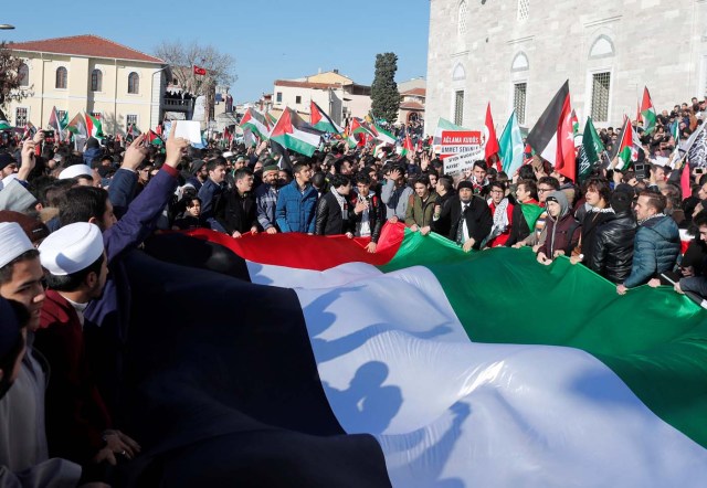 Demonstrators wave Palestinian flags during a protest against U.S. President Donald Trump's recognition of Jerusalem as Israel's capital, in Istanbul, Turkey, December 8, 2017. REUTERS/Osman Orsal