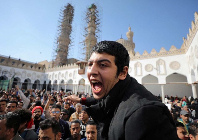 Protestors shout slogans during an anti-Trump anti-Israel protest at al-Azhar mosque in Old Cairo, Egypt December 8, 2017. REUTERS/Mohamed Abd El Ghany