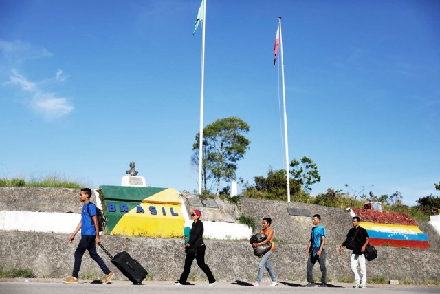 Venezolanos cruzan la frontera desde Venezuela hacia Brasil en Paracaima, Roraima (Foto archivo REUTERS/Nacho Doce)