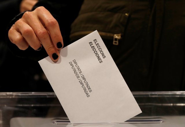 A woman casts her ballot in Catalonia's regional elections at a polling station in Sant Cugat del Valles, Spain December 21, 2017. REUTERS/Eric Gaillard