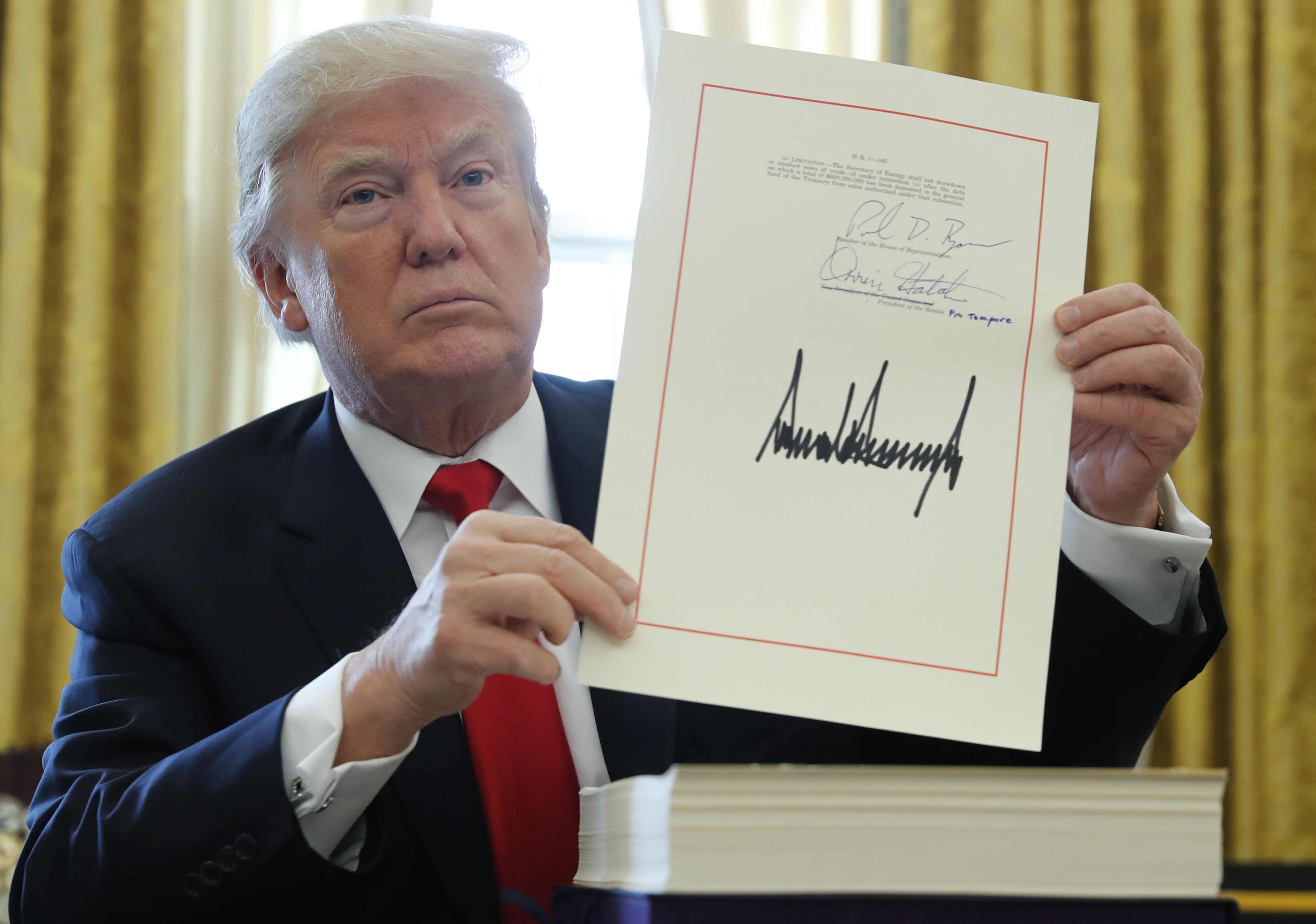 Trump firma su prometida y ambiciosa reforma fiscal