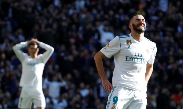 Soccer Football - La Liga Santander - Real Madrid vs FC Barcelona - Santiago Bernabeu, Madrid, Spain - December 23, 2017   Real Madrid’s Karim Benzema reacts after missing a chance to score   REUTERS/Paul Hanna