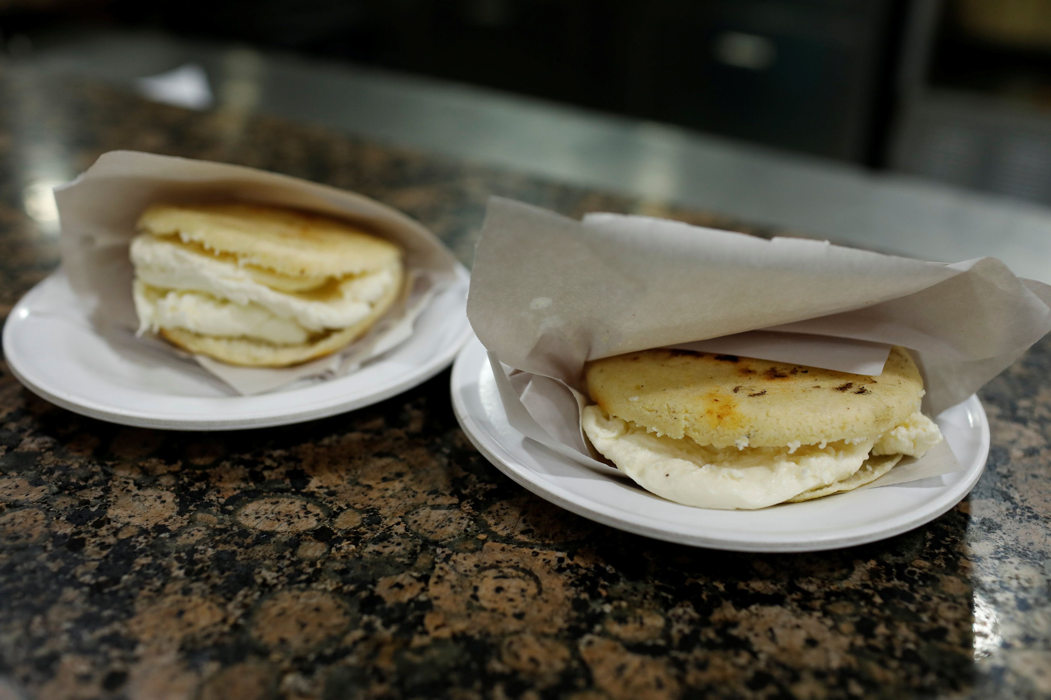 Arepas rellenas se quedan frías por elevados precios