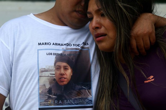 FOTODELDIA-AR08. MAR DEL PLATA (ARGENTINA), 01/12/2017.- Familiares de los tripulantes del ARA San Juan reaccionan tras una reunión con el ministro de Defensa, Óscar Aguad, hoy, viernes 1 de diciembre de 2017, en la Base Naval Mar del Plata (Argentina). La Armada y el Ministerio de Defensa anunciaron el jueves que descartan la posibilidad de llegar a rescatar a los 44 tripulantes tras haber transcurrido más de dos semanas sin poder encontrar el submarino, aunque proseguirá con la búsqueda del sumergible con la colaboración de varios países. EFE/Arduin Mauricio